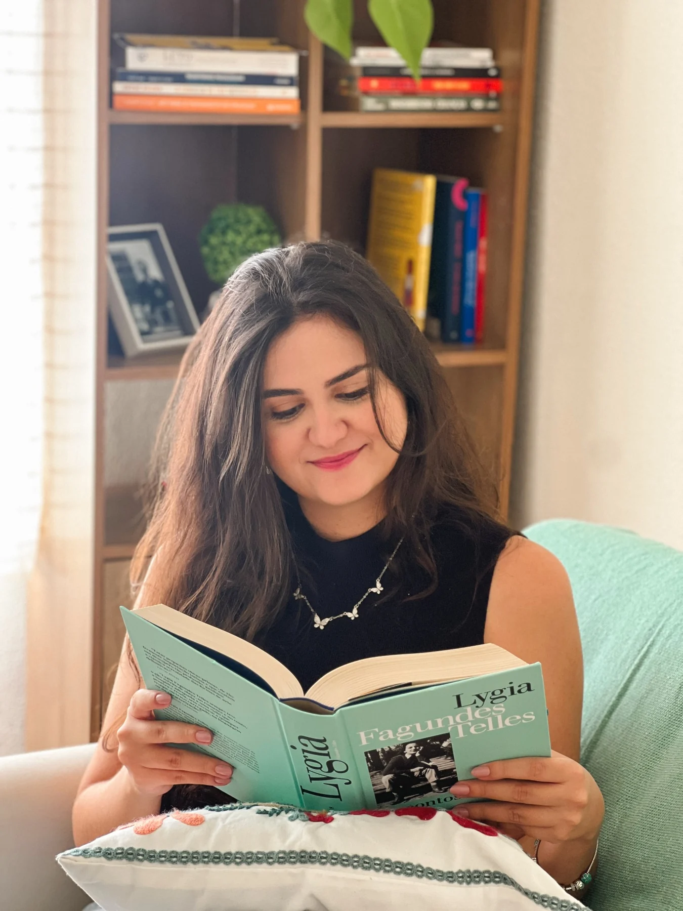 Giovanna em ambiente de atendimento